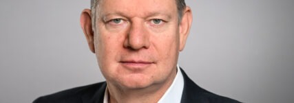 Prof. Dr. Peter Laier wird neuer Vorsitzender der Geschäftsführung von FORVIA HELLA