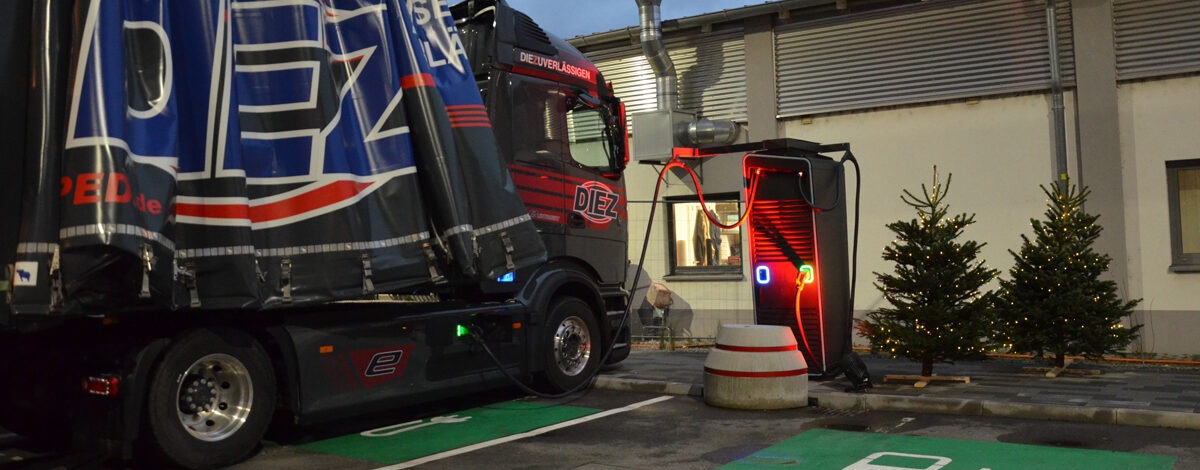 TruckCharge: Daimler Truck baut halböffentliches Ladenetzwerk auf 