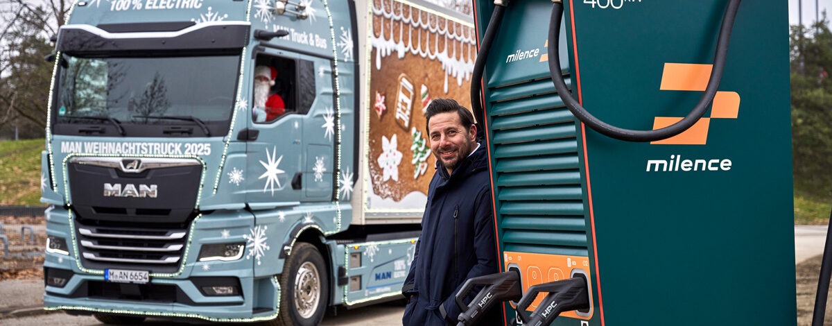 MAN-Weihnachtstruck liefert Ladesäulen an die Allianz-Arena